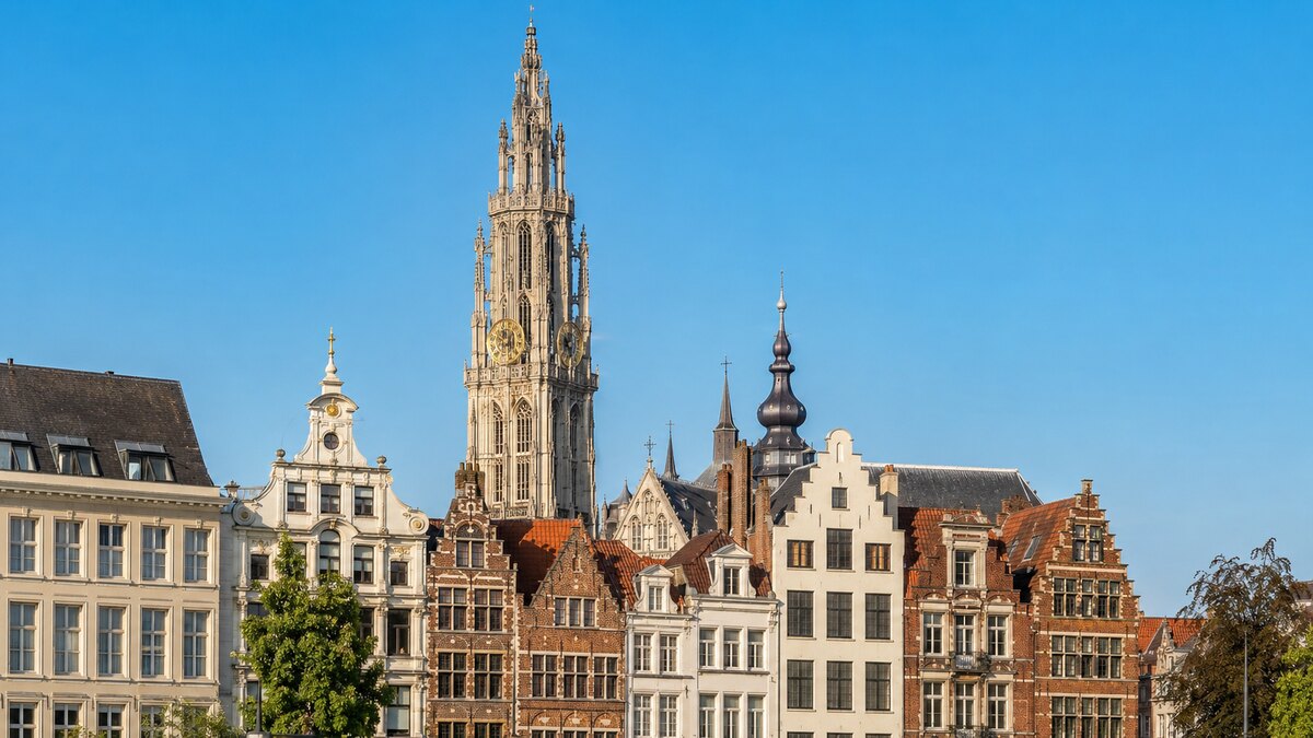 Skyline van Antwerpen met de kathedraal, werkgebied van antwerpseelektricien.be